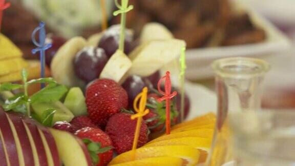 节日餐桌上的新鲜水果拼盘什锦水果切片串