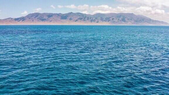 鸟瞰新疆广阔的塞勒姆湖自然景观