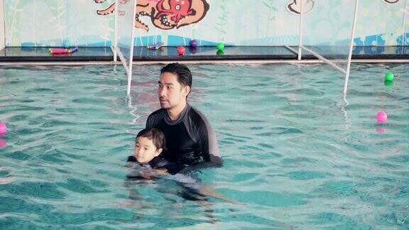 儿子和父亲一起学游泳
