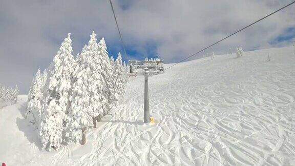 TIMELAPSE:乘坐缆车上山时第一视角的滑雪胜地