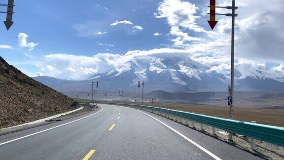 在通往Muzztag山顶的路上新疆中国