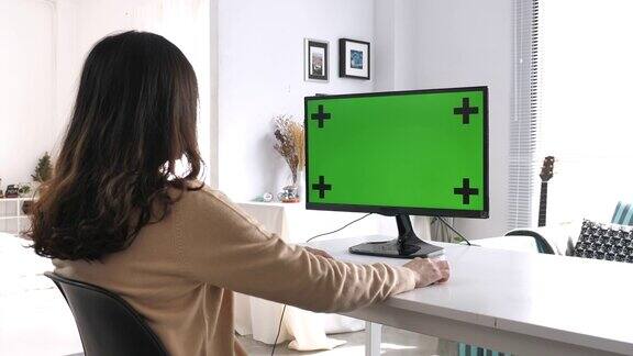 在家里用绿屏电脑的女人慢镜头