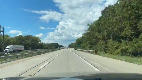 美丽的云景在时间流逝州际旅行中西部平原密苏里州和伊利诺斯州白天驾驶时间流逝慢动作实时视频系列
