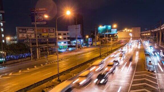 PAN多彩的夜间交通在曼谷河大桥附近泰国
