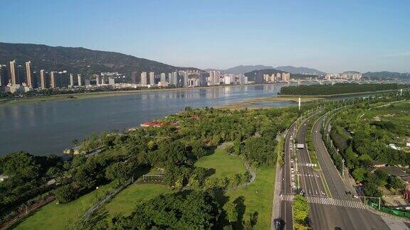 城市水边花园的鸟瞰图