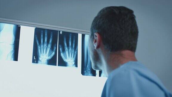 外科医生分析手指关节影像结果