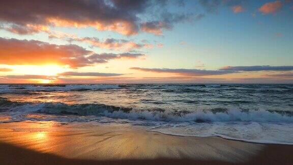 热带岛屿海滩上的海上日出