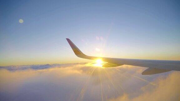早上航班旅行飞机起飞后机翼穿过云层飞行