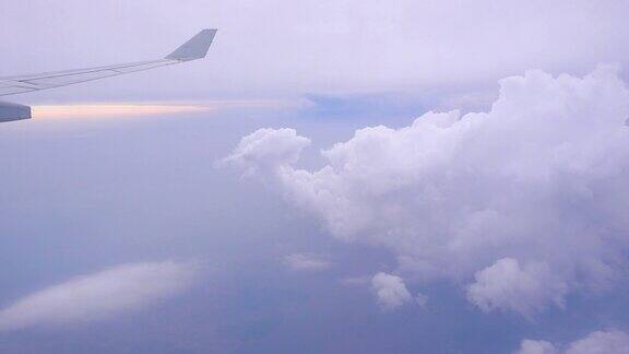 从飞机窗口望出去飞机机翼带着甜美美丽的天空