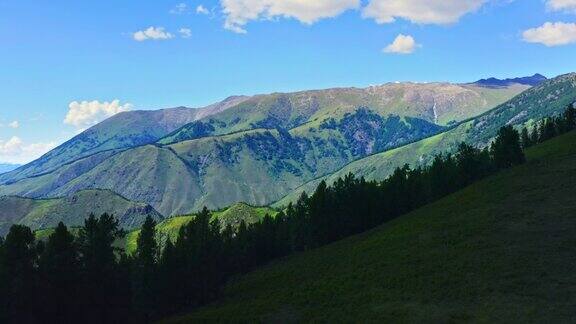鸟瞰新疆青山绿水的自然风光