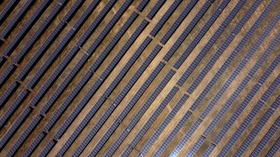 太阳能电池板场鸟瞰图从上面的角度来看