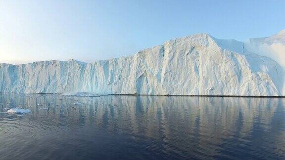北冰洋北极的大型冰川正在融化