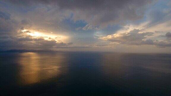 海上美丽的日落鸟瞰图Catanduanes