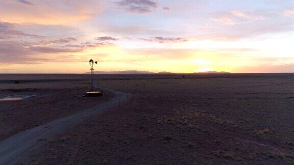 沙漠中的风车风车泵