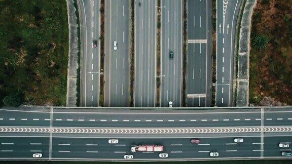 从无人机上俯视大城市多车道高速公路现代交通枢纽高速公路上交通拥挤跟随正确方向的车辆