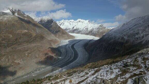长长的阿莱奇冰川位于瑞士阿尔卑斯山脉联合国教科文组织世界遗产空中拍摄
