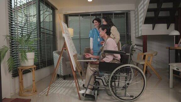 一群亚洲老妇人在养老院聚精会神地画着快乐的画布