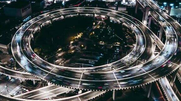 夜间的立交桥和城市交通的视角