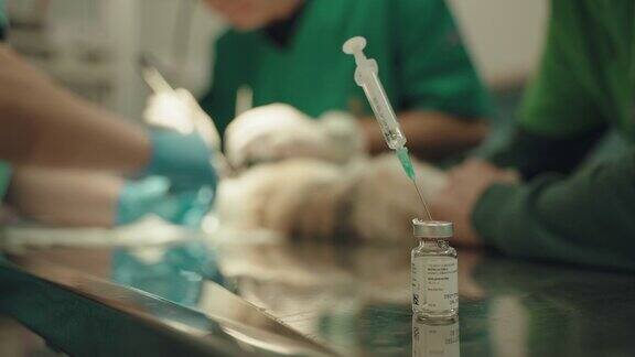 注射器和药品放在手术台上