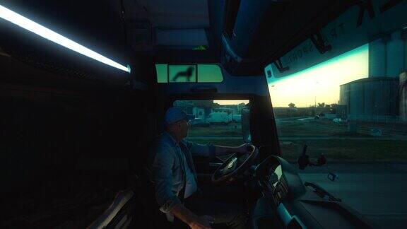 卡车司机在晚上开车