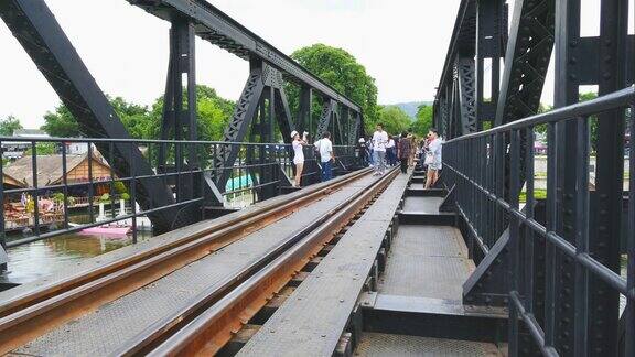 4k时间间隔:泰国桂河大桥上的游客