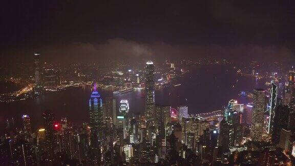 中国香港维多利亚港夜间市区交通鸟瞰图