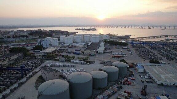 日落时分的原油商业码头
