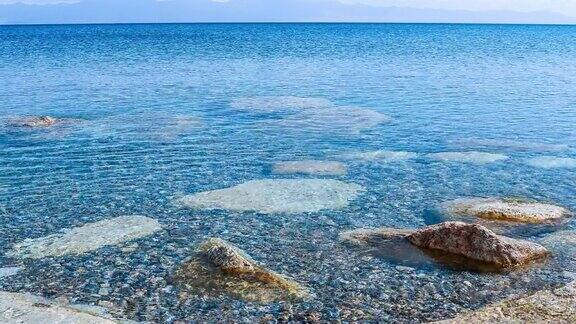 中国新疆萨利木湖的自然景观
