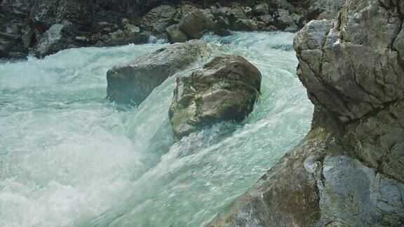 湍急的激流湍急的激流山河流过岩石清澈的冰川水流急流特写