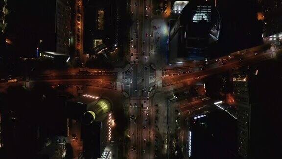 空中的鸟儿从上到下俯瞰夜晚城市的交通汽车驶过十字路口波兰华沙