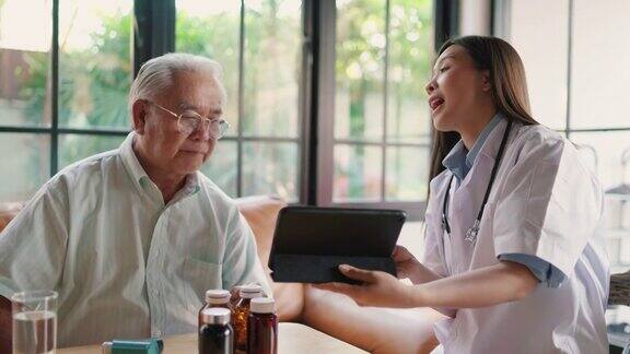 医生在家访时与年长的男性病人交谈