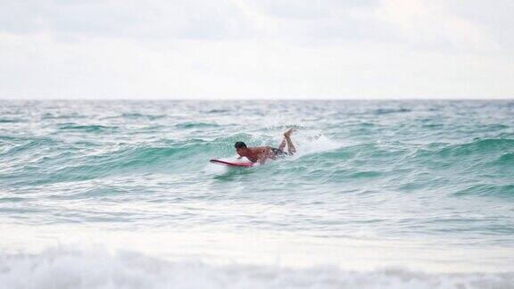 4K亚洲老年男子冲浪在热带海滩在海上度假