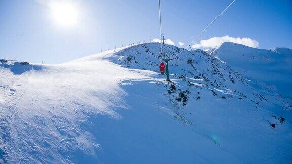 在滑雪胜地乘坐单人缆车到达雪山山顶