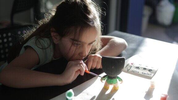 小女孩在画她的玩具在家里画画活动孩子在家里的休闲活动小女孩在画玩具雕像