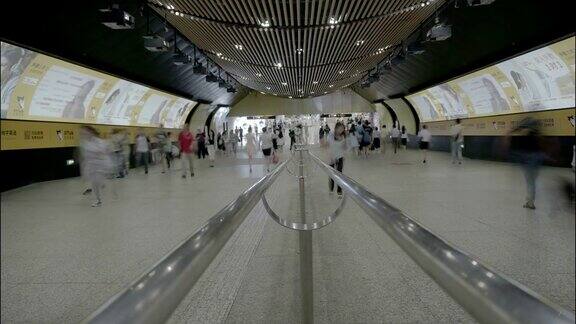 人们通过换乘上海地铁的时间流逝