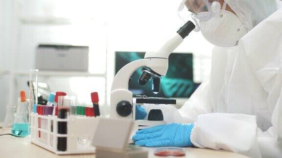科学家们使用显微镜