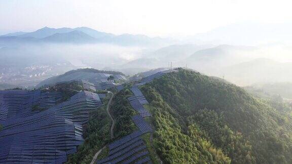 山顶上雾蒙蒙的太阳能农场