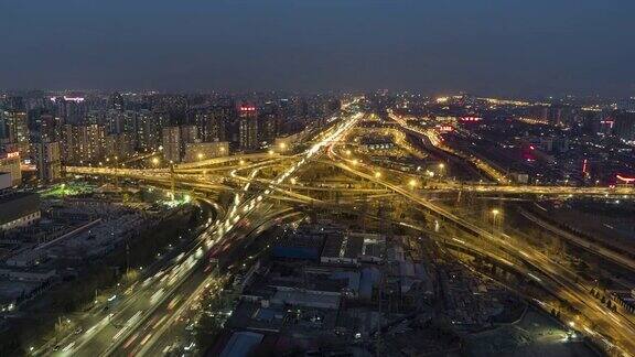 中国北京河子路交叉口黄昏到夜晚过渡四会桥