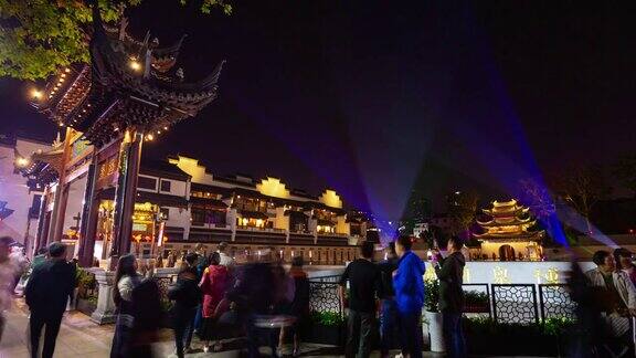 夜景照明南京古城著名的寺庙拥挤的广场时光流逝的全景4k中国