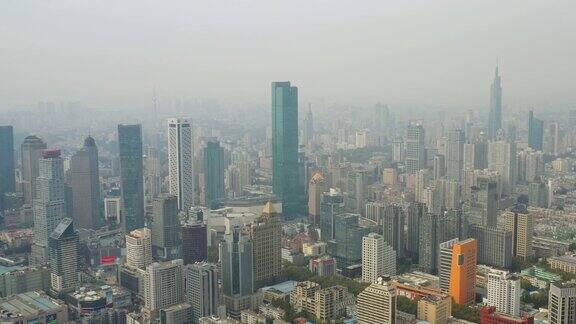 飞行飞越南京市阳光灿烂日落市中心著名塔楼空中全景4k中国