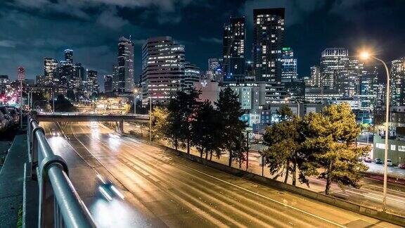 史诗般的夜晚延时西雅图市中心高速公路和摩天大楼