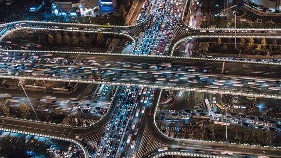 ZI无人机视角下的立交桥和城市交通在夜间