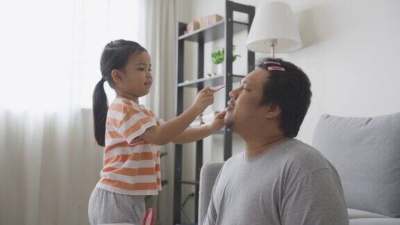 亚洲小女孩为父亲化妆