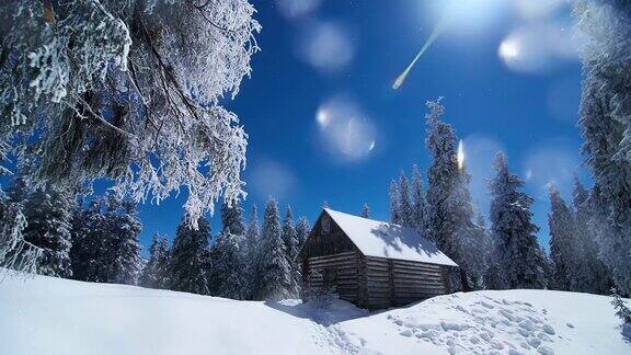 白雪覆盖的小屋和森林映衬着冬日的蓝天间隔拍摄视频