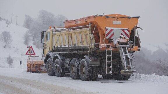 扫雪车准备清理雪场积雪覆盖的道路后冬季暴雪慢镜头