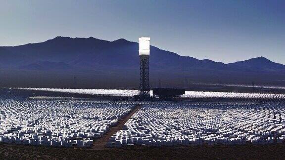 无人机缓慢接近艾文帕集中太阳能热电厂