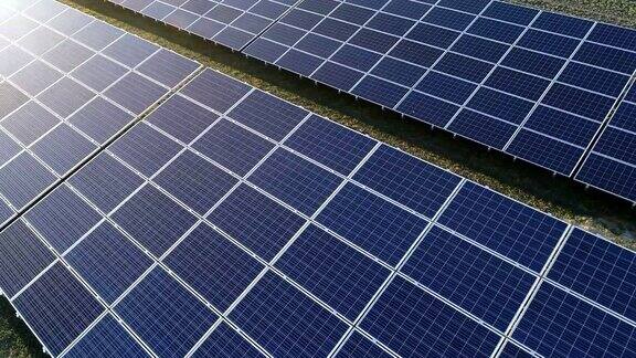低空飞过太阳能农场的太阳能电池板
