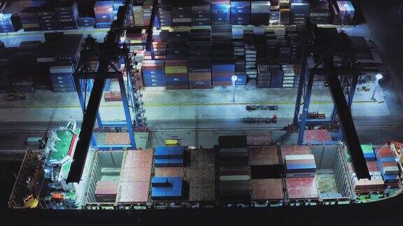 港口夜间集装箱的空中卸货集装箱码头