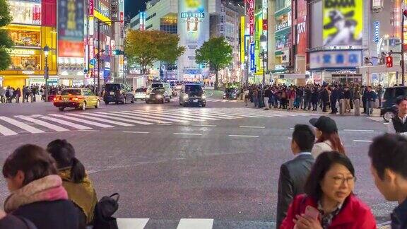 4K时光流逝:人们和汽车穿过日本东京涩谷著名的十字路口