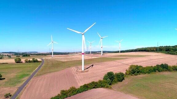 旱地上的旋转风力涡轮机航拍视频